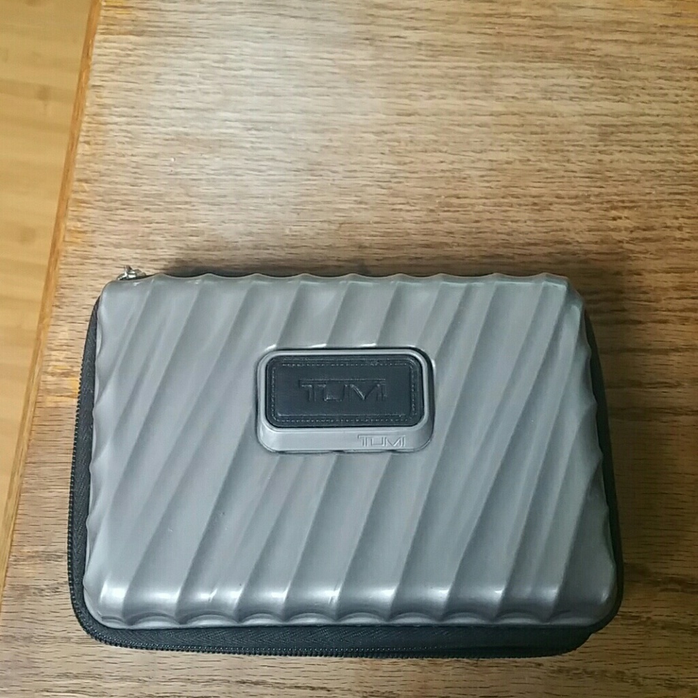 Tumi Hard Shell Case   (Delta fisrt Class)